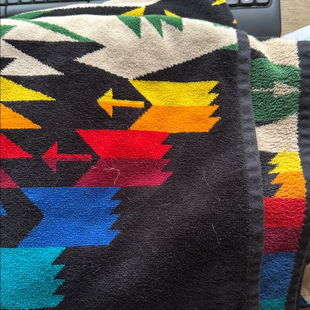 Pendleton 65x62 towel Geometric Pattern Blanket - Picture 2 of 3